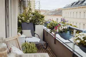 Balkon mit Pflanzen und Deko gestalten
