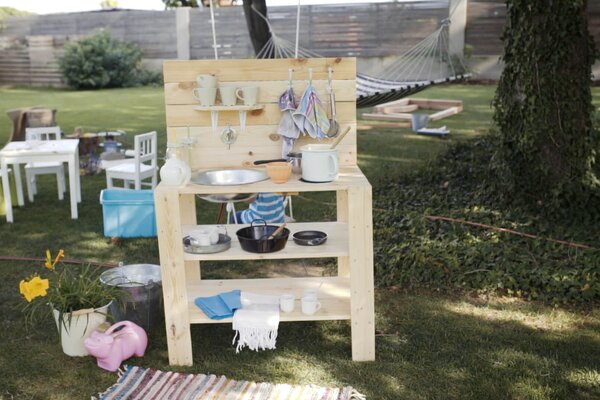 DIY Kinder-Gartenküche