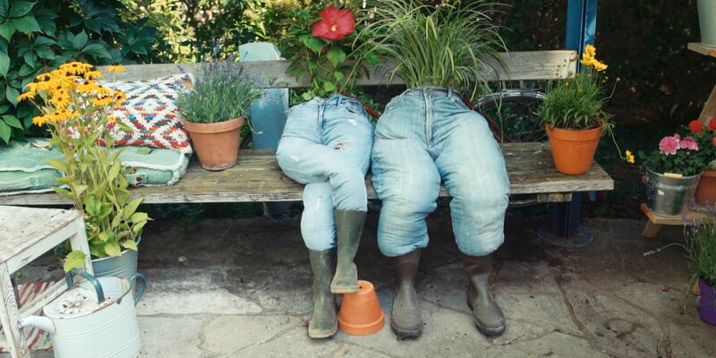 Kreative Pflanzidee mit alten Jeanshosen Starkl Gartenblog Tipps