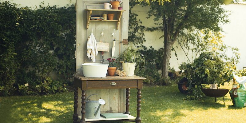 52+ Arbeitstisch Garten, Ein gartentisch aus holz oder metall lässt