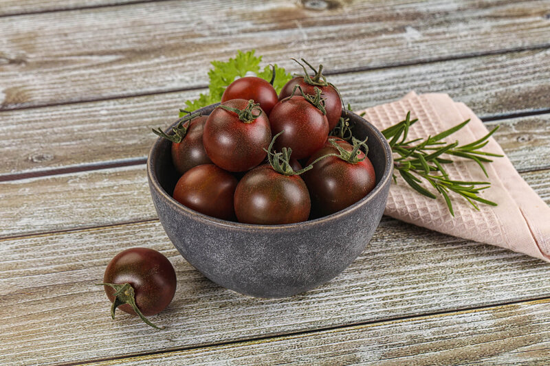 Solanum lycopersicum ‚Black Moon‘